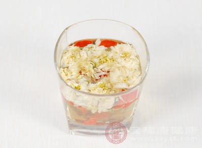 菊花枸杞茶口感清甜，攜帶時可將材料分裝成小茶包，熱水沖泡5分鐘即可飲用，尤其適合自駕或乘車時飲用