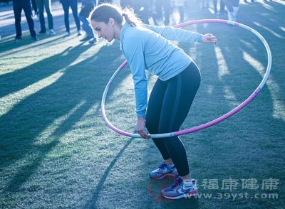 站立時雙腳與肩同寬，膝蓋微微彎曲，收緊腹部和臀部肌肉，將呼啦圈置于腰部，利用腰腹部的力量帶動呼啦圈轉(zhuǎn)動，避免單純依靠腰部扭轉(zhuǎn)