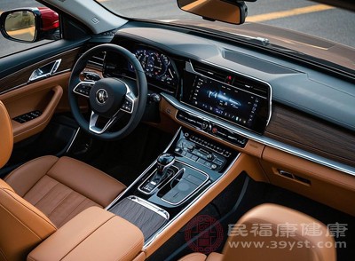 若車內(nèi)空間允許，可適當(dāng)調(diào)整座椅角度，保持上半身略微前傾，減輕腹部壓迫，進(jìn)一步緩解惡心感