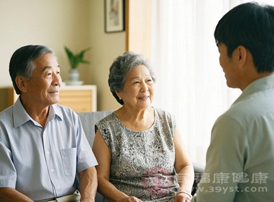 團(tuán)圓的喜悅、親友的寒暄可能讓老人情緒過(guò)于激動(dòng)，而情緒劇烈波動(dòng)易誘發(fā)血壓升高、心率加快等問(wèn)題，對(duì)心血管健康不利