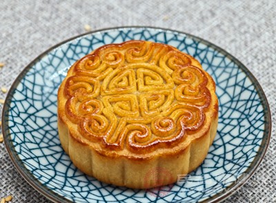 每次吃月餅不超1小塊(約50-80克)，解膩食材量以緩解油膩感為宜，如1小塊月餅配1杯茶+1小份水果，避免解膩食材過量加重腸胃負(fù)擔(dān)