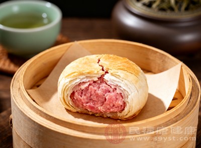 過量吃月餅，即便搭解膩食材，仍會加重腸胃負(fù)擔(dān)、增加熱量攝入，可能致體重增加或腸胃不適