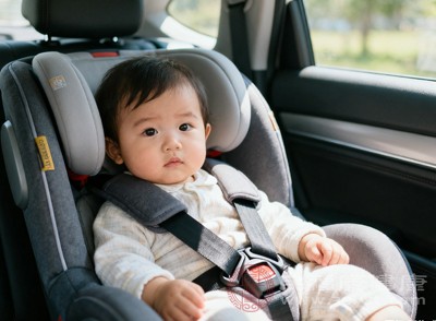 自駕出行時(shí)，孩子必須坐在后排安全座椅上