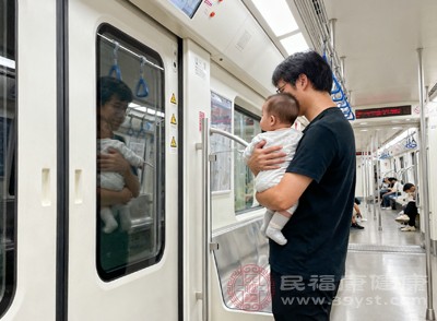 人流密集處是走失和意外的高發(fā)區(qū)，孩子身高矮、易被人群遮擋，瞬間疏忽就可能發(fā)生危險，必須全程保持孩子在視線范圍內(nèi)