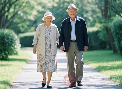 選擇清晨或傍晚天氣較溫和時(shí)散步，速度以每分鐘60-80步為宜，每次30-40分鐘