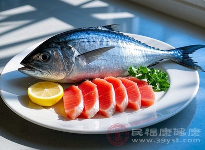 金槍魚同樣是DHA的優(yōu)質(zhì)來源，每100克金槍魚的DHA含量約為1.6克