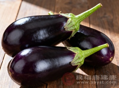 ，一些過敏體質(zhì)的人，食用茄子后可能會出現(xiàn)皮膚瘙癢、皮疹等過敏反應(yīng)，這也讓茄子在“發(fā)物”的界定上產(chǎn)生了爭議