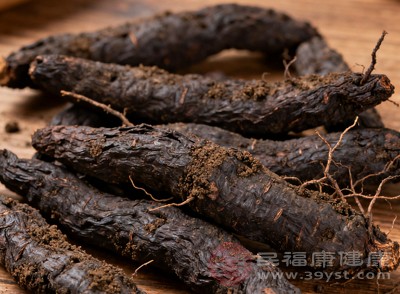 玄參具有解毒散結(jié)的功效，能夠消散體內(nèi)的癰腫瘡毒、瘰疬痰核等