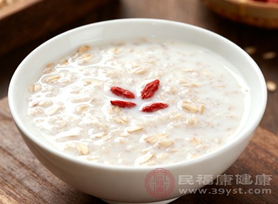 將適量即食燕麥片倒入碗中，加入熱牛奶，攪拌均勻后靜置1-2分鐘，待燕麥片充分吸收牛奶變得軟糯