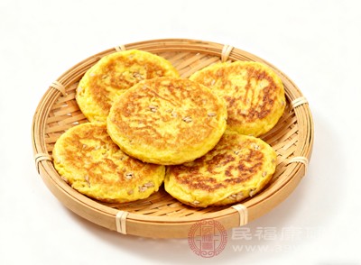 燕麥雞蛋餅口感松軟，帶有淡淡的麥香，搭配一杯豆?jié){或果汁，營(yíng)養(yǎng)又美味，能為身體提供充足的能量