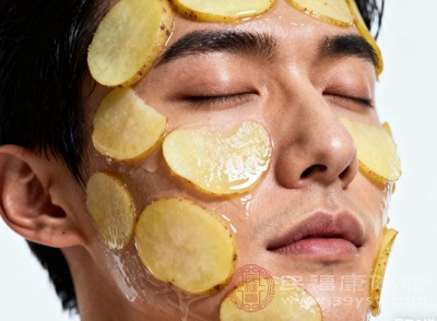 在干燥的秋冬季節(jié)，堅(jiān)持使用土豆敷臉，能幫助肌膚長時(shí)間保持水潤，讓肌膚時(shí)刻散發(fā)健康光彩