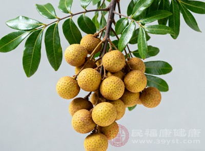 吃龍眼時搭配一些辛辣、油膩的食物，或者同時飲用酒精飲料，也會增加“上火”的可能性