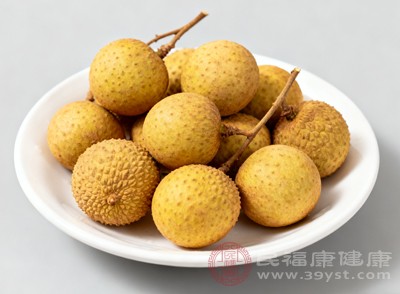 在食用龍眼時，可以搭配一些具有清熱降火作用的食物