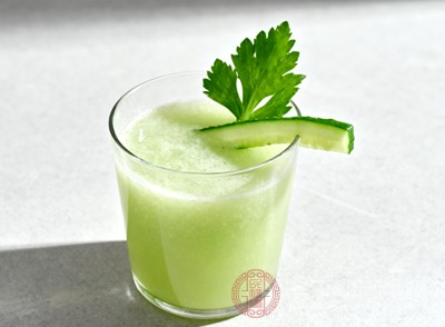 將黃瓜與芹菜搭配榨汁，不僅能大幅提升膳食纖維的攝入量，促進腸道蠕動，幫助排便，還能增強飽腹感，減少其他高熱量食物的攝入