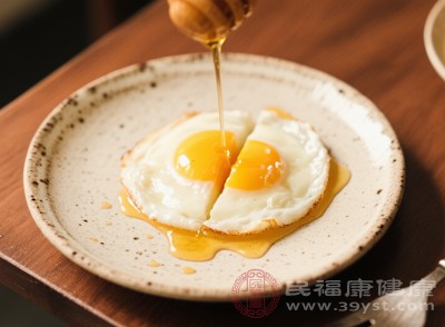 一般來說，要嚴格限制雞蛋等高蛋白食物的食用，避免加重腎臟負擔