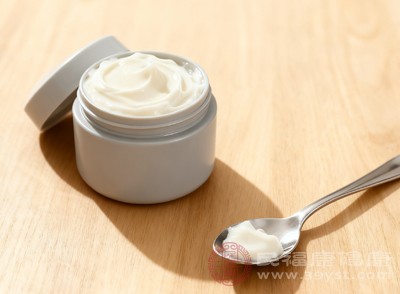 选择面霜时应选择乳液或轻薄乳霜质地,富含吸湿剂成分(如甘油、尿囊素),且油脂含量较低的产品 选择面霜时应选择乳液或轻薄乳霜质地,富含吸湿剂成分(如甘油、尿囊素),且油脂含量较低的产品