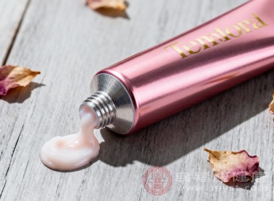 洗脸后,皮肤表面的水分容易蒸发,应在洗脸后3分钟内涂抹面霜,此时皮肤角质层处于湿润状态,能更好地吸收面霜中的营养成分,保湿效果更佳 洗脸后,皮肤表面的水分容易蒸发,应在洗脸后3分钟内涂抹面霜,此时皮肤角质层处于湿润状态,能更好地吸收面霜中的营养成分,保湿效果更佳