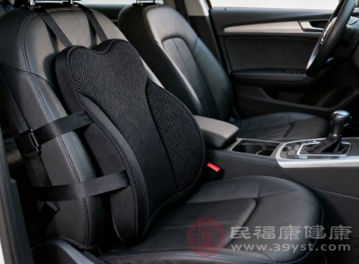 若車輛座椅沒有腰部支撐功能，也可用卷起的毛巾或薄靠墊替代腰靠，簡單實用又能有效緩解腰頸疲勞