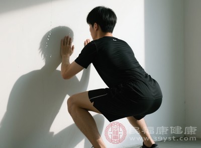 还能靠墙站立,背部、头部、臀部、腿部和脚跟贴紧墙面,保持5-10秒,重复5次,帮助恢复腰椎生理曲度 还能靠墙站立,背部、头部、臀部、腿部和脚跟贴紧墙面,保持5-10秒,重复5次,帮助恢复腰椎生理曲度