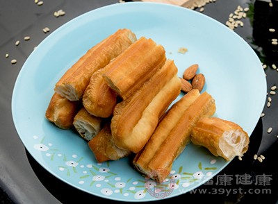 油条、咸菜等油腻、高盐食物