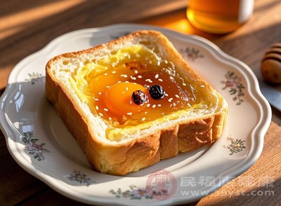 全麦面包可以作为早餐，搭配鸡蛋、生菜和火腿，营养均衡；也可以作为加餐，搭配酸奶食用