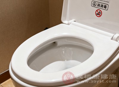 马桶圈等私密接触物品若消毒不当,可能残留致病菌,导致尿道炎、膀胱炎等泌尿系统感染 马桶圈等私密接触物品若消毒不当,可能残留致病菌,导致尿道炎、膀胱炎等泌尿系统感染