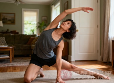 此组动作能活动胸腰关节，拉伸躯干肌肉