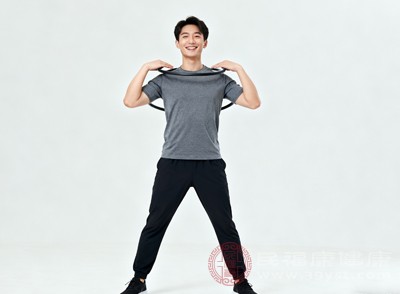 选择宽松、有弹性的衣物和防滑鞋,避免穿着紧身衣、拖鞋练习,确保动作能充分展开,同时防止滑倒 选择宽松、有弹性的衣物和防滑鞋,避免穿着紧身衣、拖鞋练习,确保动作能充分展开,同时防止滑倒