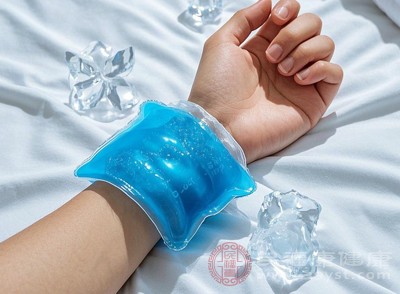 皮肤过敏、有伤口、溃疡等情况的人群，不宜在受损部位进行冰敷，以免刺激皮肤，加重症状