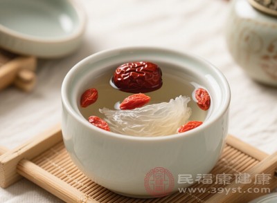 红枣具有补中益气、养血安神的功效,和枸杞子搭配,不仅味道甘甜,养生效果也翻倍 红枣具有补中益气、养血安神的功效,和枸杞子搭配,不仅味道甘甜,养生效果也翻倍