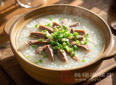 將肉類做成肉丸湯、清蒸魚，蔬菜做成蔬菜粥、清炒時(shí)蔬，既能保證營(yíng)養(yǎng)，又便于消化吸收