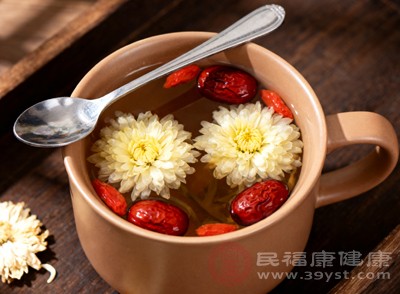 菊花枸杞红枣茶能改善气血不足引起的面色苍白、头晕乏力、手脚冰凉等症状,使气血充盈,面色红润有光泽,增强身体的抵抗力 菊花枸杞红枣茶能改善气血不足引起的面色苍白、头晕乏力、手脚冰凉等症状,使气血充盈,面色红润有光泽,增强身体的抵抗力