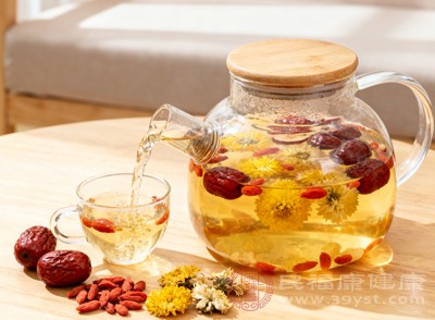 长期饮用菊花枸杞红枣茶，还能在一定程度上预防因衰老引起的慢性疾病，如心血管疾病、老年痴呆等