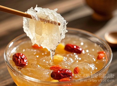 燕窝一直被视为滋补佳品，含有丰富的蛋白质和多种氨基酸，其中部分氨基酸是合成胶原蛋白的原料