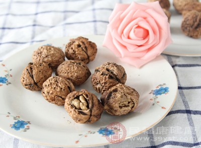 将核桃与其他健康食物搭配食用,能让营养更加均衡 将核桃与其他健康食物搭配食用,能让营养更加均衡