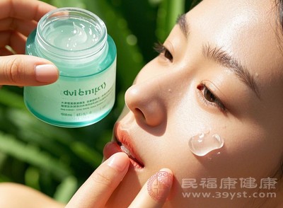 特别是敏感性皮肤、易过敏体质的人群,使用新鲜芦荟直接擦脸,过敏的风险更高 特别是敏感性皮肤、易过敏体质的人群,使用新鲜芦荟直接擦脸,过敏的风险更高