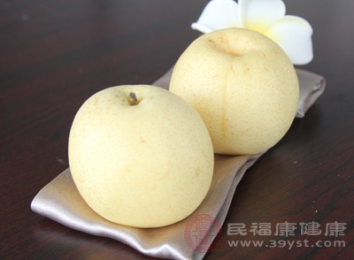 虽然梨中的酪氨酸含量相对香蕉不算高，但作为日常水果经常食用，也能在一定程度上补充合成黑色素所需的原料
