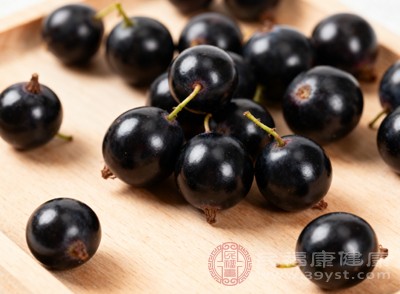 黑加仑可以直接食用，也能制成黑加仑汁、黑加仑干等，方便随时补充营养