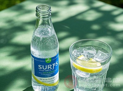 想靠蘇打水降尿酸 真相來了