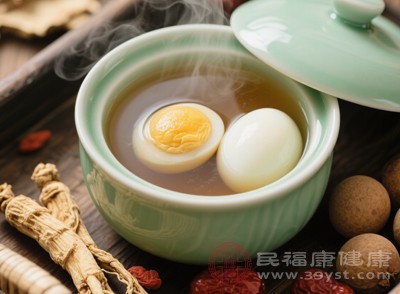 面色蒼白、容易疲倦、頭暈眼花等血虛癥狀的人群，常吃當歸煮蛋能有效改善血虛狀況
