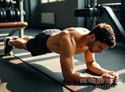 如果在训练过程中感到疼痛或不适,应立即停止,避免因过度训练导致肌肉拉伤、关节损伤等问题 如果在训练过程中感到疼痛或不适,应立即停止,避免因过度训练导致肌肉拉伤、关节损伤等问题