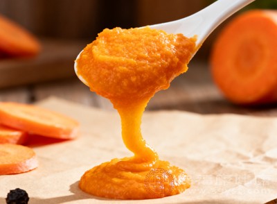 在給寶寶初次添加胡蘿卜泥時，要遵循“由少到多，由稀到稠”的原則