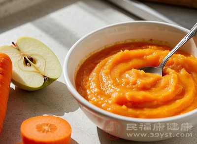 還可以在胡蘿卜泥中加入適量的配方奶或母乳，讓胡蘿卜泥更加香甜可口，同時增加蛋白質的攝入