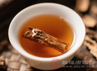 女性在月经期间，身体较为虚弱，饮用蒲公英根泡水可能会导致经血不畅，引起痛经