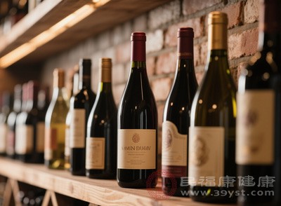 肠胃不好的女性应谨慎饮用红酒,若实在想喝,可在饮用前吃一些食物,减少红酒对肠胃的直接刺激 肠胃不好的女性应谨慎饮用红酒,若实在想喝,可在饮用前吃一些食物,减少红酒对肠胃的直接刺激