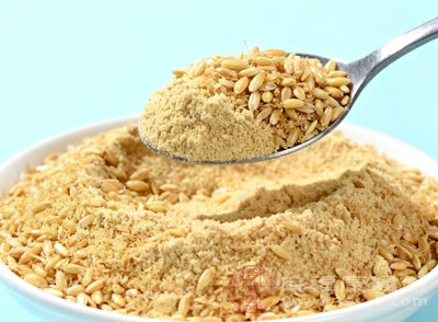 若想尝试食用小麦胚芽，建议少量开始，观察身体反应，若出现不适，应立即停止食用