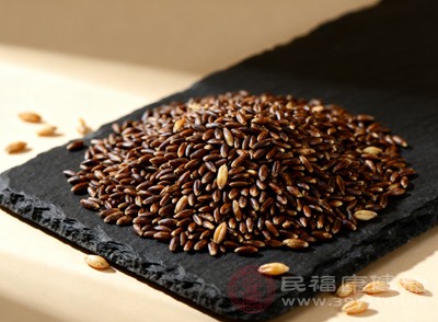 高尿酸血症及痛风患者在饮食上应谨慎选择小麦胚芽，尽量减少食用量，或者在病情稳定期，在医生的指导下少量食用