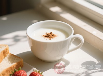 生姜和紅糖具有溫經(jīng)散寒、活血化瘀的功效，能中和牛奶的寒性，同時緩解痛經(jīng)癥狀