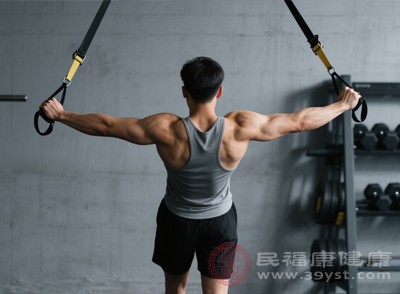 每周进行2-3次力量训练,每次训练20-30分钟,与有氧运动相结合,降糖效果更佳。但在进行力量训练时,要掌握正确的动作姿势,避免受伤 每周进行2-3次力量训练,每次训练20-30分钟,与有氧运动相结合,降糖效果更佳。但在进行力量训练时,要掌握正确的动作姿势,避免受伤