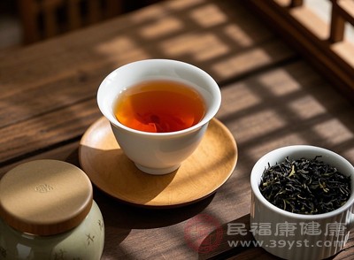 紅茶屬于全發(fā)酵茶，在發(fā)酵過(guò)程中，茶葉中的茶多酚發(fā)生氧化聚合反應(yīng)，含量大幅降低，對(duì)胃黏膜的刺激性也隨之減弱
